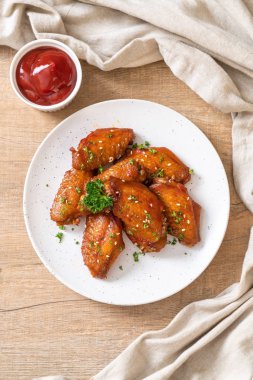 Beyaz susamlı ızgara tavuk kanadı.