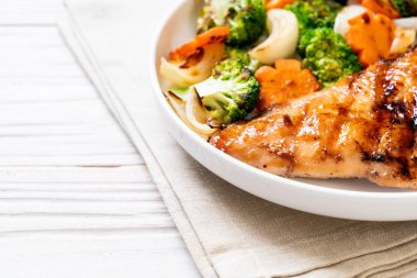 çukurunu tavuk göğsü biftek sebze (brokoli, havuç, soğan ile)