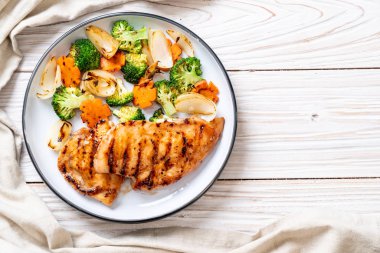 çukurunu tavuk göğsü biftek sebze (brokoli, havuç, soğan ile)