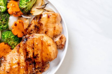 çukurunu tavuk göğsü biftek sebze (brokoli, havuç, soğan ile)