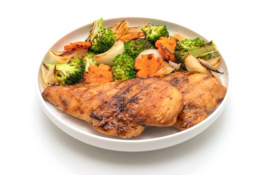 çukurunu tavuk göğsü biftek beyaz arka plan üzerinde izole sebze ile