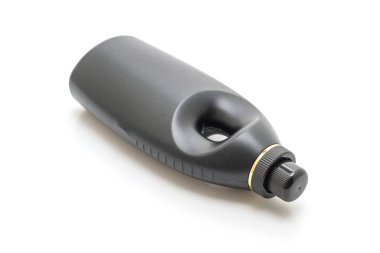 Beyaz arka plan üzerinde izole plastik deterjan şişeleri