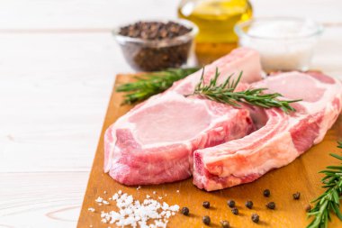 taze domuz pirzolası ham madde ile