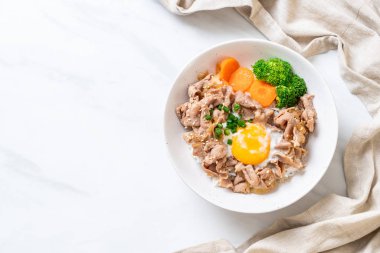 Donburi, domuz eti Pilav kasesi onsen yumurta ve sebze - Japon gıda tarzı