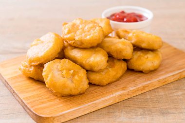 Soslu tavuk nugget, sağlıksız yemek.