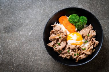 Donburi, domuz eti Pilav kasesi onsen yumurta ve sebze - Japon gıda tarzı