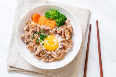 Donburi, domuz eti Pilav kasesi onsen yumurta ve sebze - Japon gıda tarzı