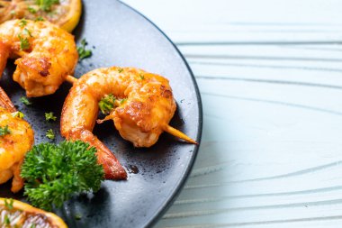 Limon - deniz ürünleri tarzı ile ızgara kaplan karides şiş