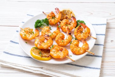 Limon - deniz ürünleri tarzı ile ızgara kaplan karides şiş