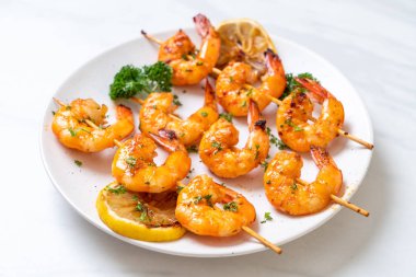 Limon - deniz ürünleri tarzı ile ızgara kaplan karides şiş