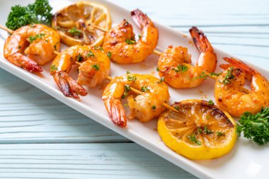 Limon - deniz ürünleri tarzı ile ızgara kaplan karides şiş