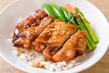 Teriyaki tavuk pilav kasesi - Asya gıda tarzı