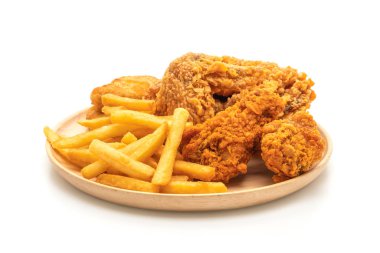 Beyaz arka plan üzerinde izole kızarmış tavuk patates kızartması ve nuggets yemek (abur cubur ve sağlıksız yiyecek)