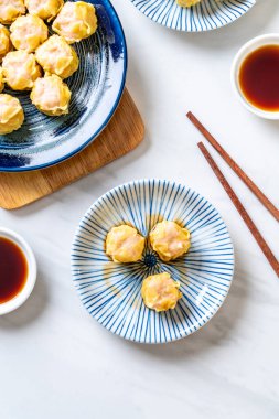 Karides Çince buğulanmış Dumpling sos ile