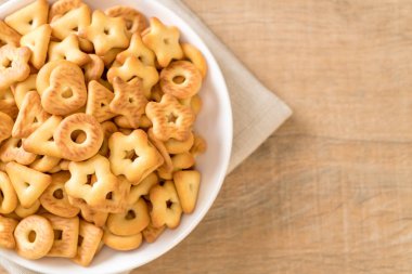 Kahveli bisküvi krakeri.