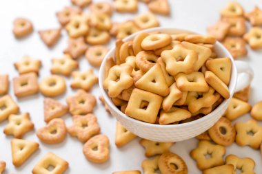 Kahveli bisküvi krakeri.