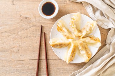 Japon gyoza 'sı ya da soya soslu hamur tatlısı.