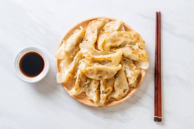 Japon gyoza 'sı ya da soya soslu hamur tatlısı.