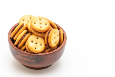 Beyaz arka planda izole edilmiş ananas reçelli hindistan cevizi bisküvisi