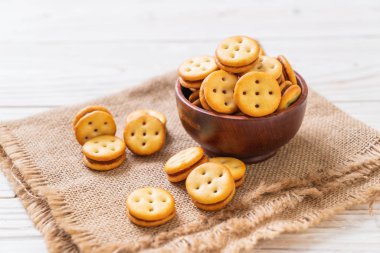 Hindistan cevizli bisküvi ve ananas reçeli.