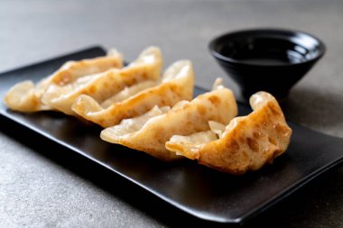 Japon gyoza 'sı ya da soya soslu hamur tatlısı.