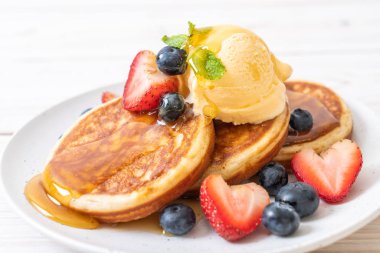 Yabanmersinli gözleme, çilek, bal ve vanilyalı dondurma.