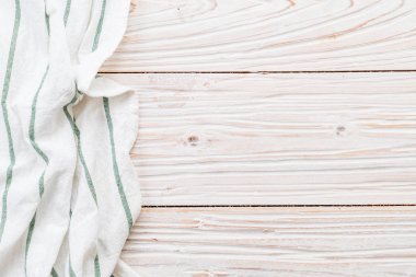 ahşap arka plan üzerinde mutfak bezi (peçete)