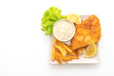 Beyaz arkaplanda balık ve cips izole