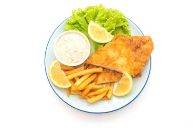Beyaz arkaplanda balık ve cips izole