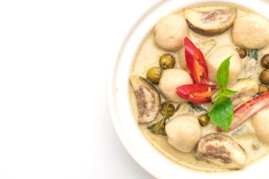 Beyaz arka plan üzerinde izole balık topu ile yeşil köri