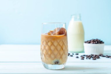 ahşap masa üzerinde sütlü kahve buz küpleri