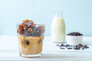 ahşap masa üzerinde sütlü kahve buz küpleri