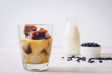 ahşap masa üzerinde sütlü kahve buz küpleri