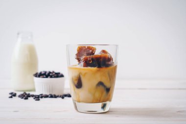 ahşap masa üzerinde sütlü kahve buz küpleri