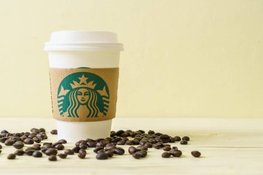 Bangkok, Tayland - 5 Haziran 2018: Beyaz kahve fincanı Starbucks logosu üzerinde tahta arka plan ile. Starbucks dünyanın en büyük kahve evi 61 ülke içinde 20.000'den fazla mağaza ile mi.