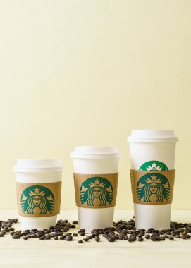 Bangkok, Tayland - 5 Haziran 2018: Beyaz kahve fincanı Starbucks logosu üzerinde tahta arka plan ile. Starbucks dünyanın en büyük kahve evi 61 ülke içinde 20.000'den fazla mağaza ile mi.