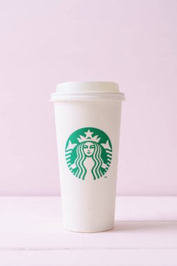 Bangkok, Tayland - 5 Haziran 2018: Beyaz kahve fincanı Starbucks logosu üzerinde tahta arka plan ile. Starbucks dünyanın en büyük kahve evi 61 ülke içinde 20.000'den fazla mağaza ile mi.