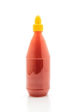 Beyaz arka plan üzerinde izole kırmızı biber sosu şişe