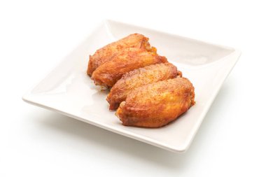 Beyaz arka plan üzerinde izole Barbekü tavuk kanadı