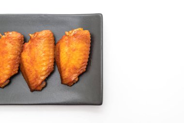 Beyaz arka plan üzerinde izole Barbekü tavuk kanadı