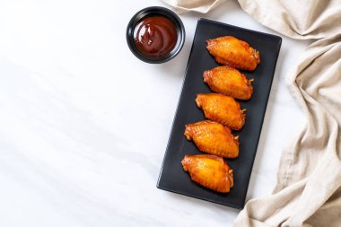 Barbekü tavuk kanadı sosu ile