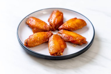 Barbekü tavuk kanadı sosu ile