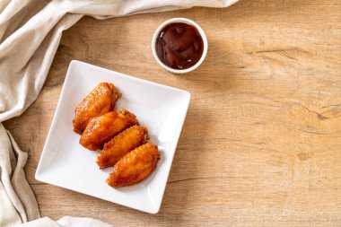 Barbekü tavuk kanadı sosu ile