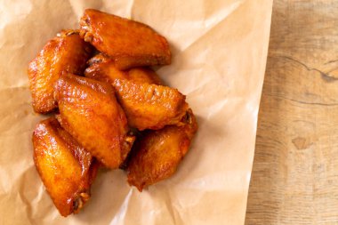 Barbekü tavuk kanadı sosu ile