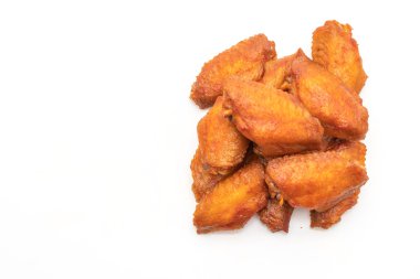 Beyaz arka plan üzerinde izole Barbekü tavuk kanadı