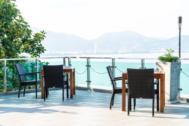 boş veranda sandalye ve masa deniz görünümü arka plan ile