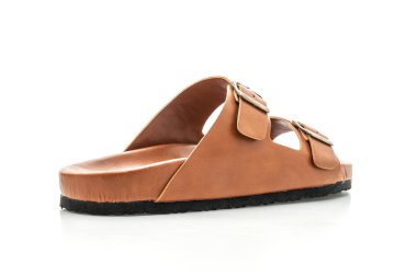 Erkekler beyaz arka plan üzerinde izole sandalet deri