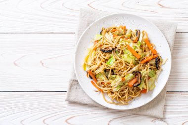 tavada kızartılmış yakisoba noodle sebzeli - vegan ve vejetaryen yiyecekler