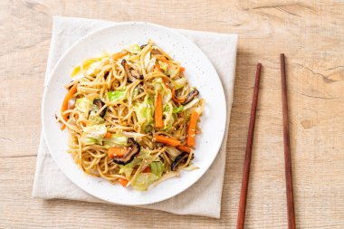 tavada kızartılmış yakisoba noodle sebzeli - vegan ve vejetaryen yiyecekler