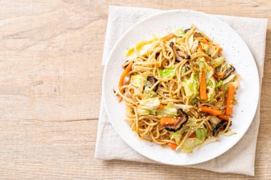 tavada kızartılmış yakisoba noodle sebzeli - vegan ve vejetaryen yiyecekler
